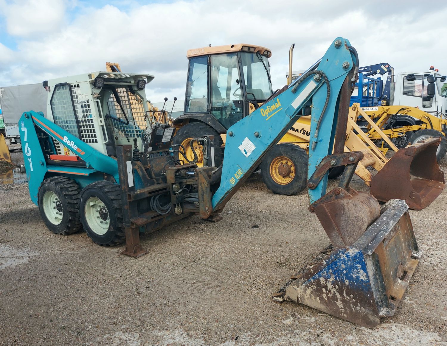 Minicargadora BELLE 761.1 con pala, retro y martillo.