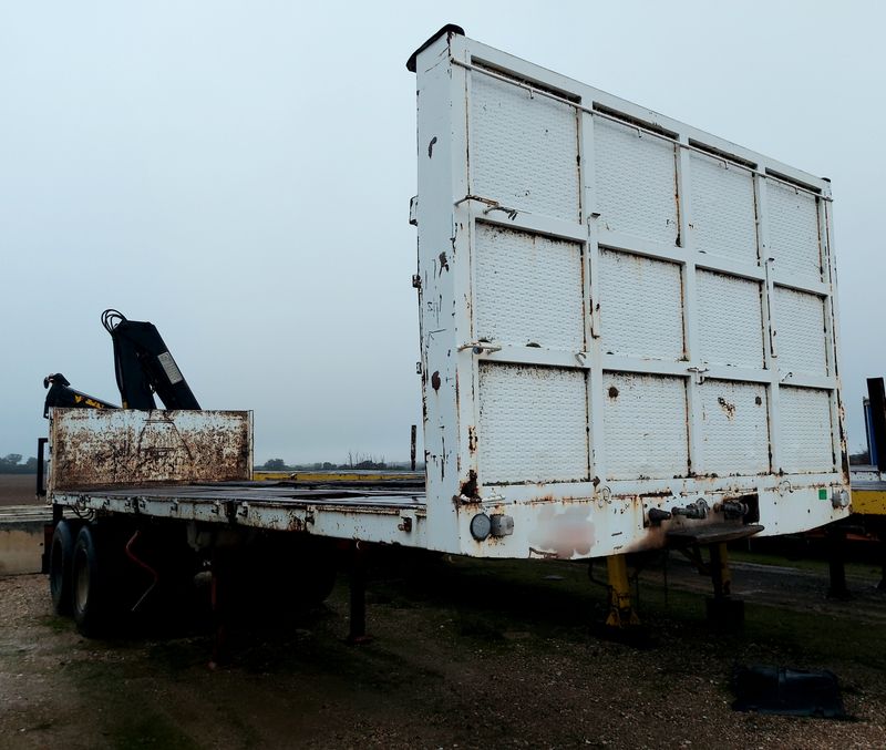Plataforma de 2 ejes Fruehauf con grua