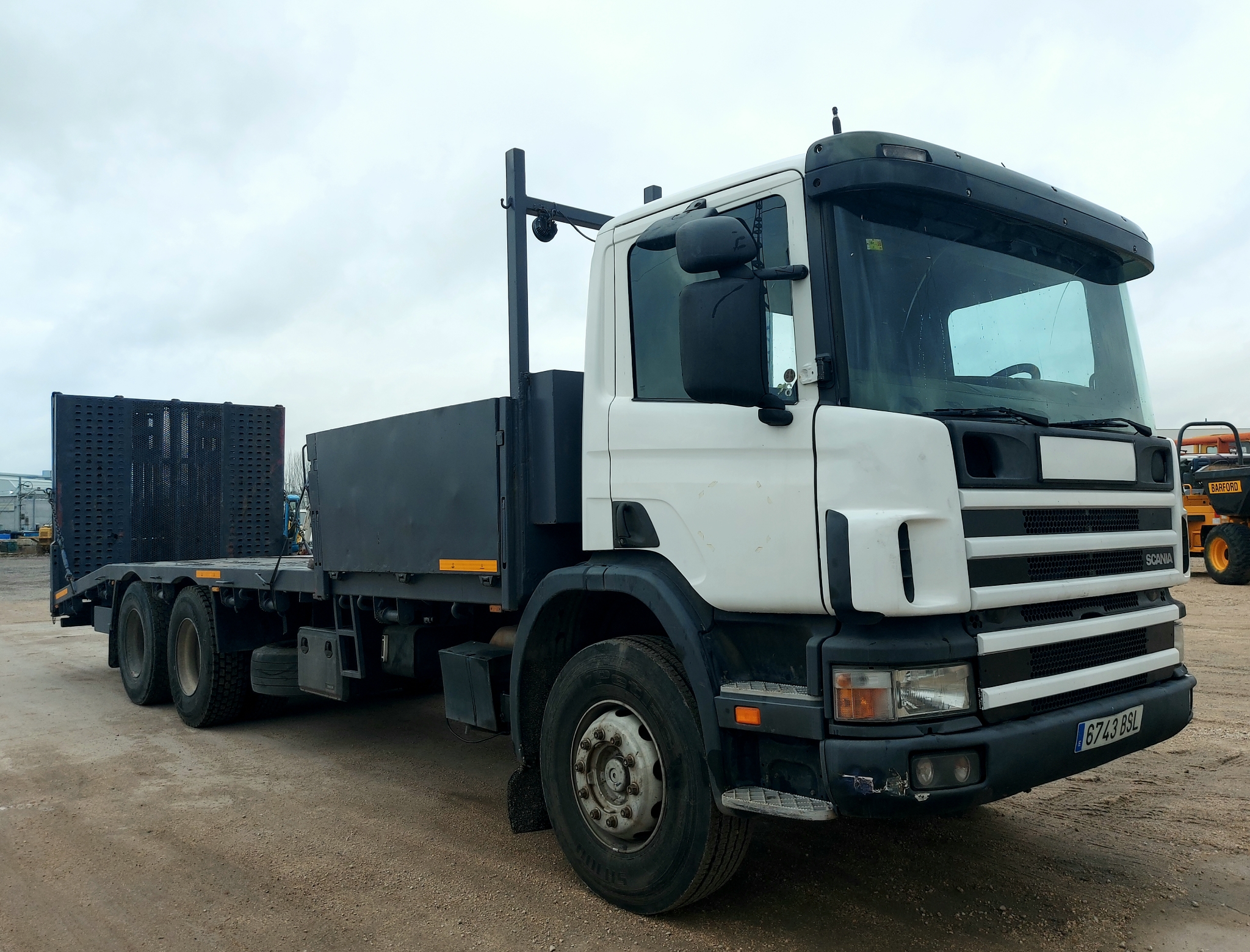 Camion portamaquinaria SCANIA 3 ejes