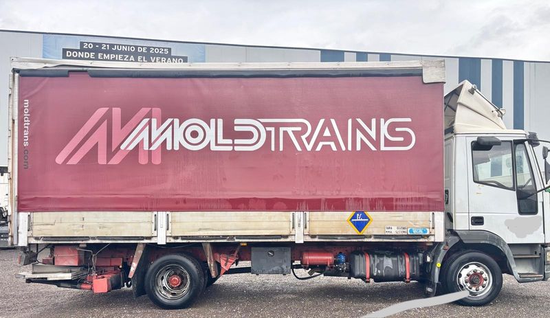 Camion rigido IVECO con lonas y trampilla elevadora