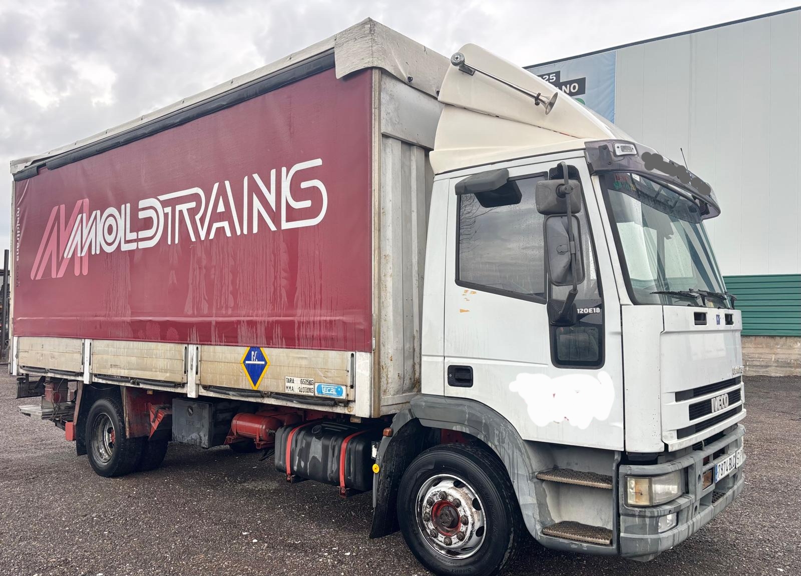 Camion rigido IVECO con lonas y trampilla elevadora