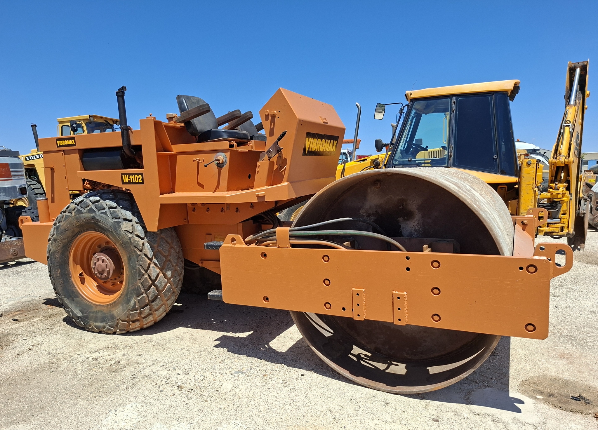 Rodillo compactador CASE VIBROMAX W1102