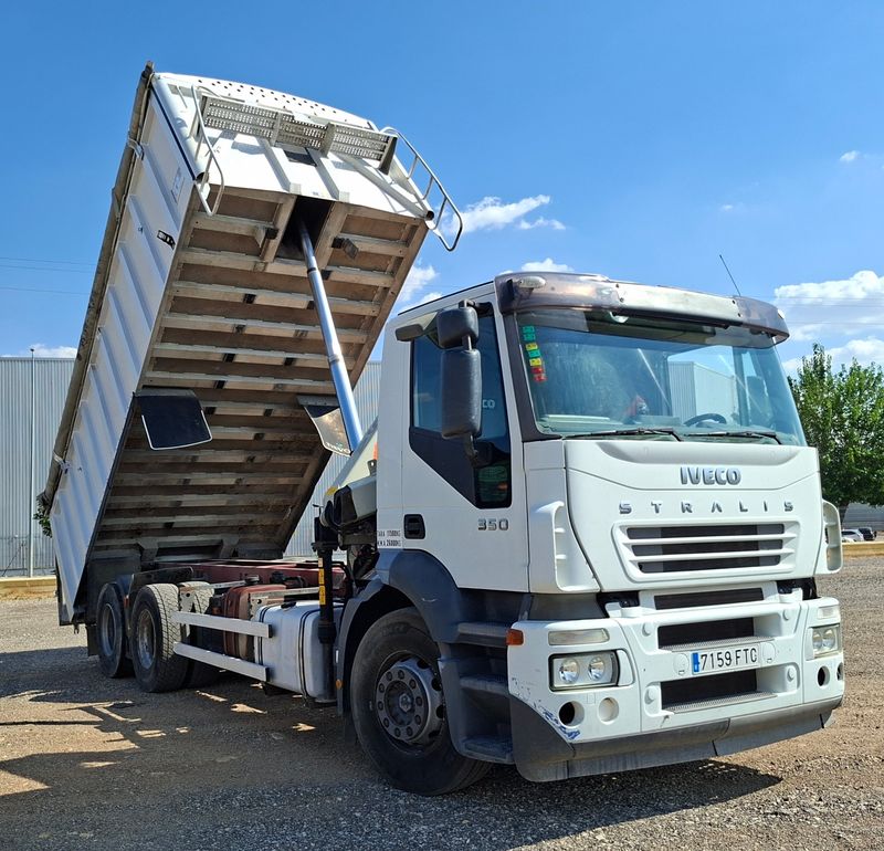 Camion bañera basculante 3 ejes con grua IVECO Stralis 350