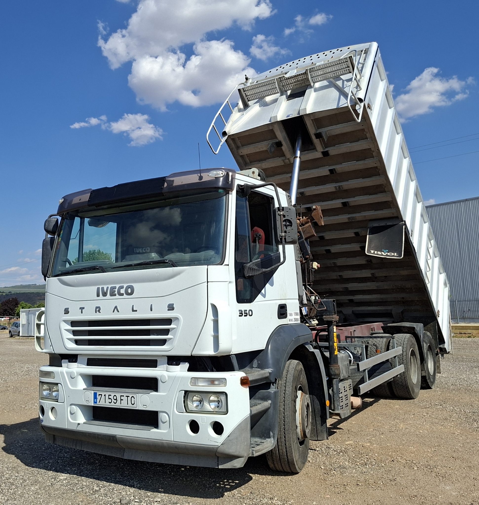 Camion bañera basculante 3 ejes con grua IVECO Stralis 350