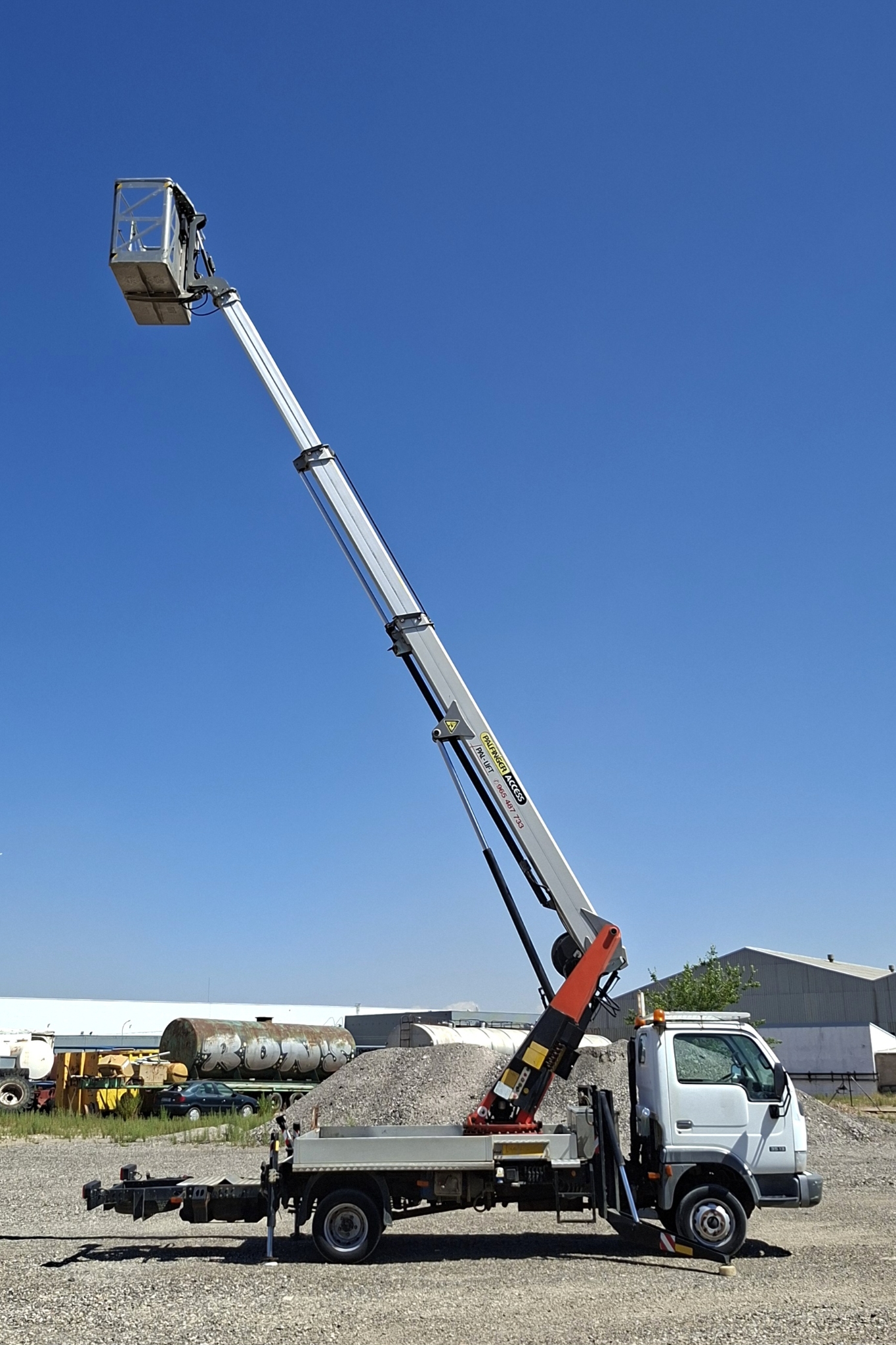 Camion 3500 kg con cesta elevadora 17 m NISSAN CABSTAR 35.13