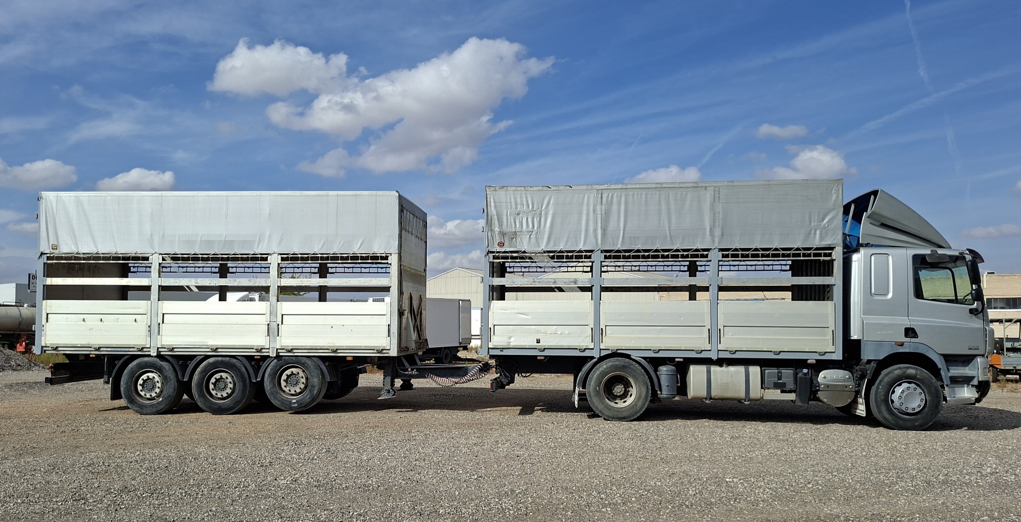 Conjunto camion 2 ejes DAF CF85 y remolque 3 ejes Montenegro
