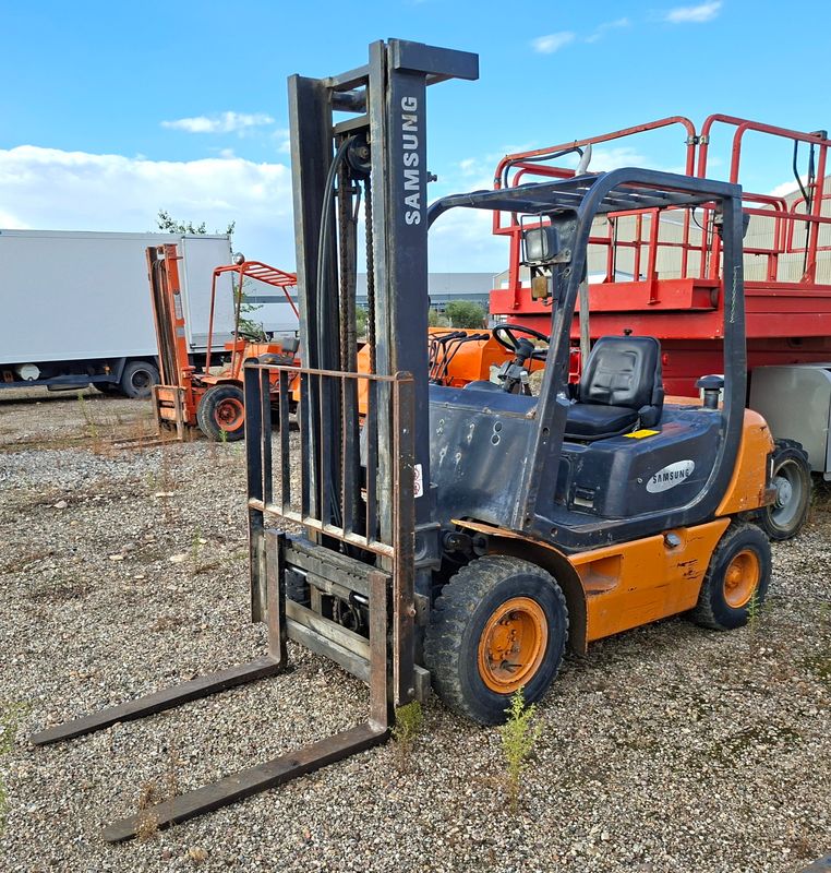 Carretilla elevadora SAMSUNG SF20D matriculada