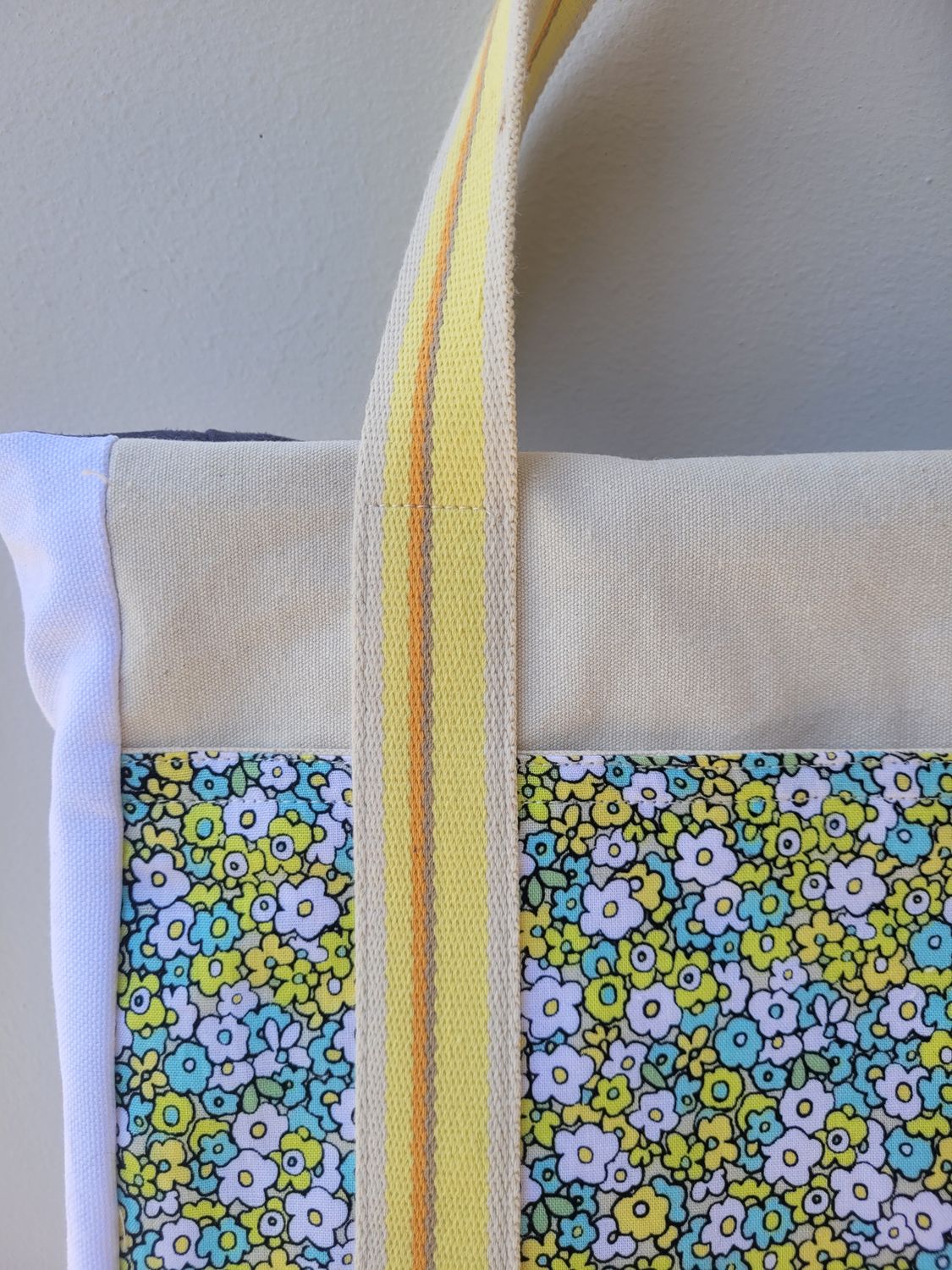 DAISY POCKET BOOK TOTE