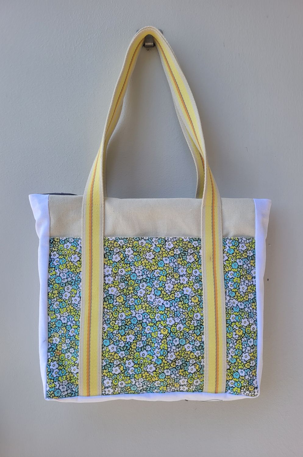 DAISY POCKET BOOK TOTE