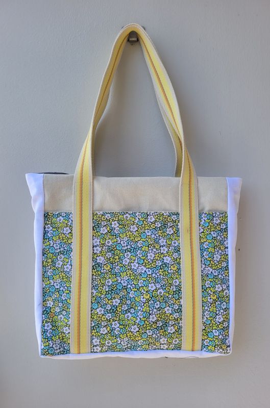 DAISY POCKET BOOK TOTE