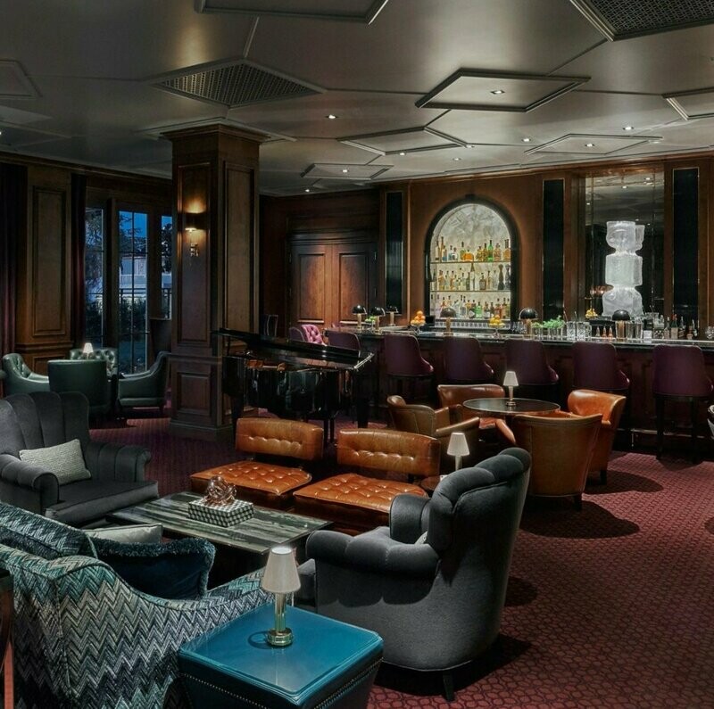 MANOR BAR CUSTOM ARRANGEMENT