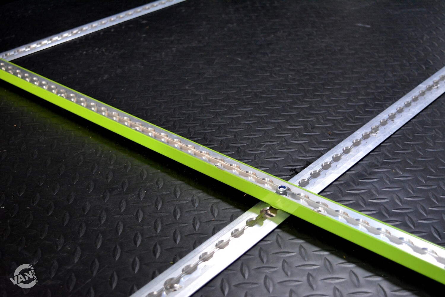 Floor &quot;X&quot; Rail