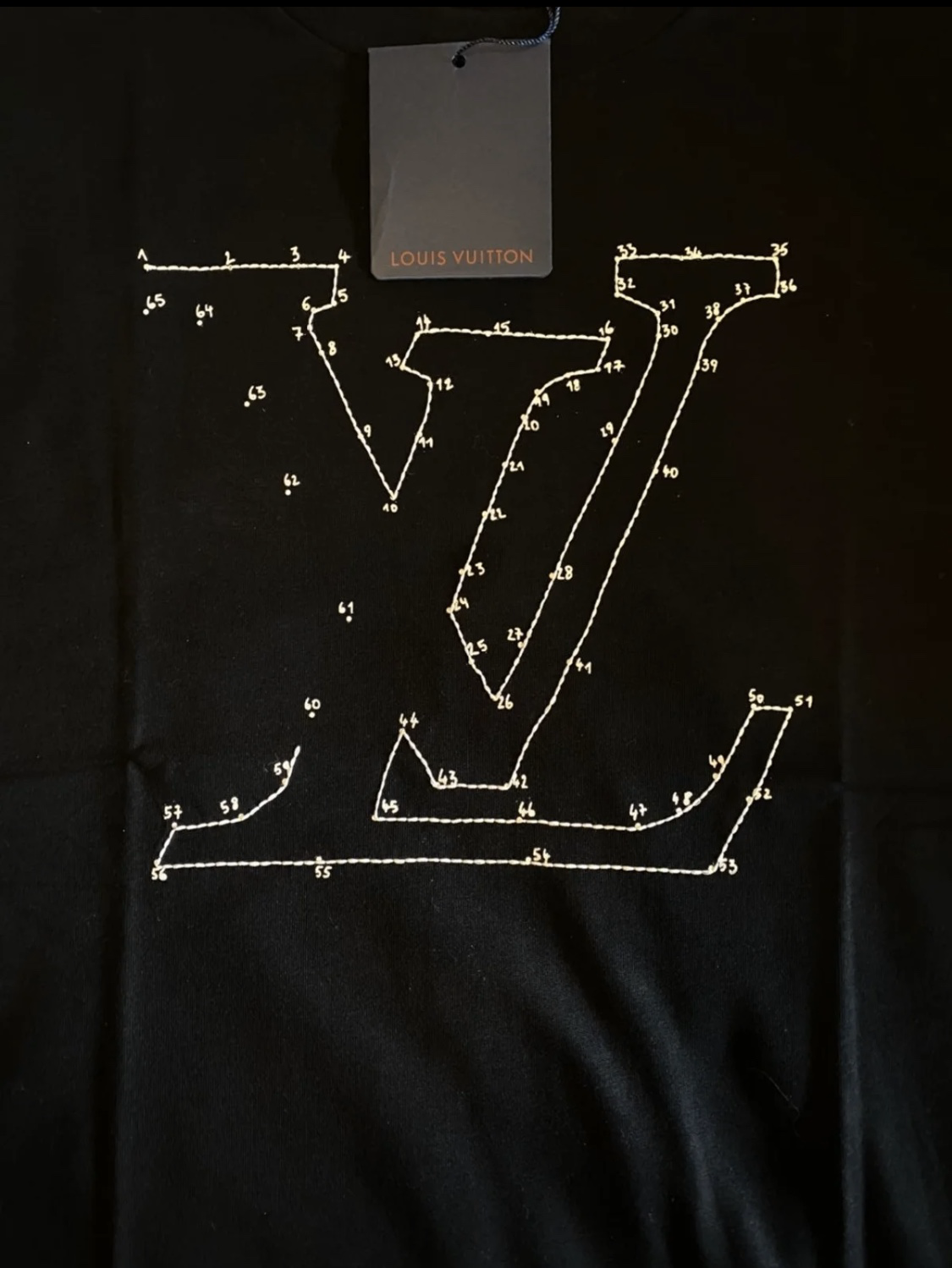 LV Stitch Print & Embroidered tee Size XS (26,500฿) พร้อมส่ง  ——————————————— #lustofluxury #thedenimbar