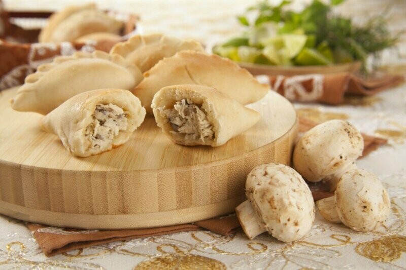 Empanada de Pollo con Champiñones x 10 und