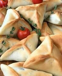 Empanada de Espinaca con Cebolla y Uvas Pasas x 15 und