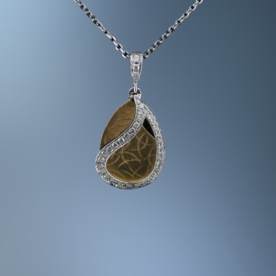 14KT TWO TONE DIAMOND PENDANT FEATURING 30 ROUND BRILLIANT CUT DIAMONDS TOTALING 0.20 CTS