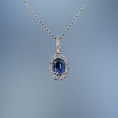 14KT WHITE GOLD PENDANT FEATURING 1 BLUE SAPPHIRE TOTALING 0.50 CTS AND 21 ROUND BRILLIANT CUT DIAMONDS TOTALING 0.11 CTS