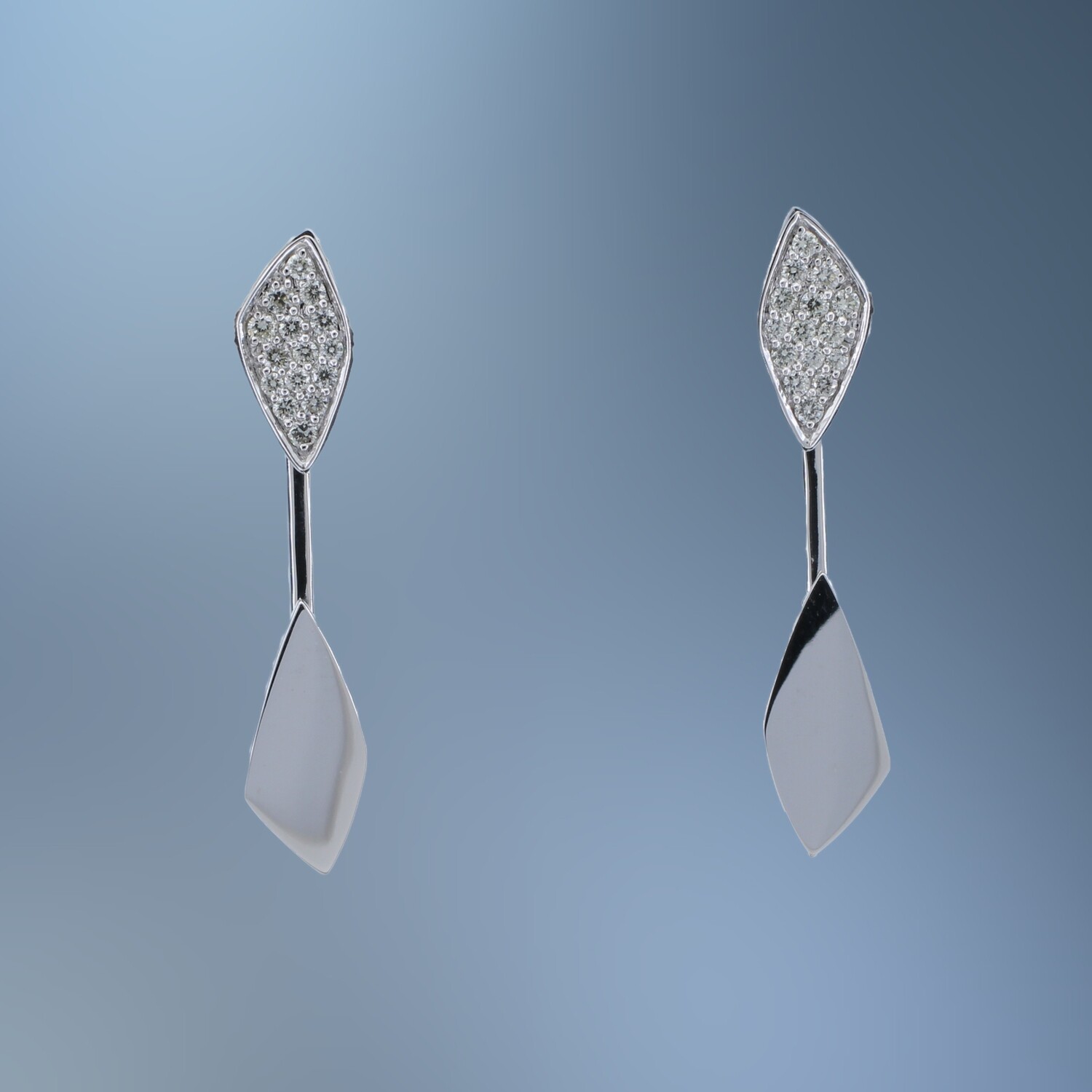 14KT WHITE GOLD DIAMOND DANGLE EARRINGS FEATURING ROUND BRILLIANT CUT DIAMONDS TOTALING 0.25 CTS 14KT WHITE GOLD DIAMOND DANGLE EARRINGS FEATURING ROUND BRILLIANT CUT DIAMONDS TOTALING 0.25 CTS