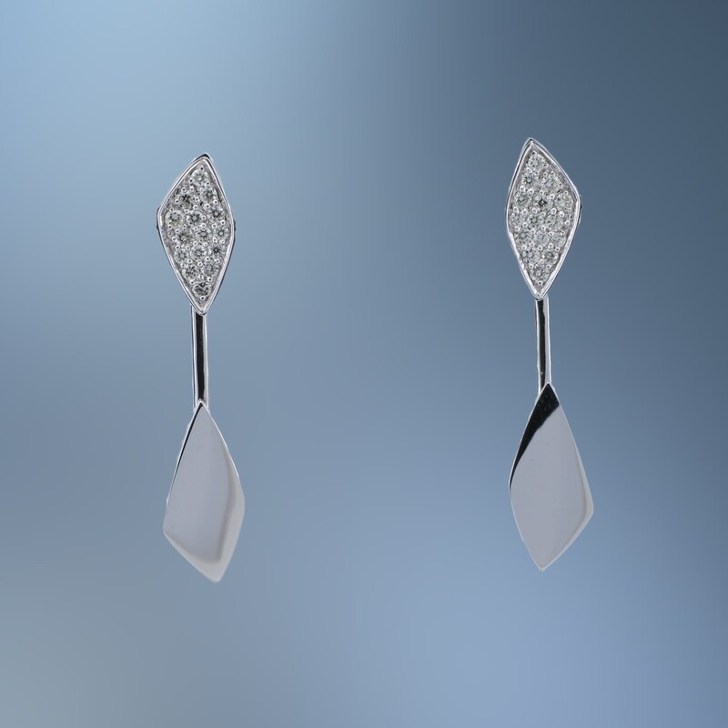 14KT WHITE  GOLD DIAMOND DANGLE EARRINGS  FEATURING ROUND BRILLIANT CUT DIAMONDS TOTALING 0.25 CTS