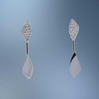 14KT WHITE GOLD DIAMOND DANGLE EARRINGS FEATURING ROUND BRILLIANT CUT DIAMONDS TOTALING 0.25 CTS