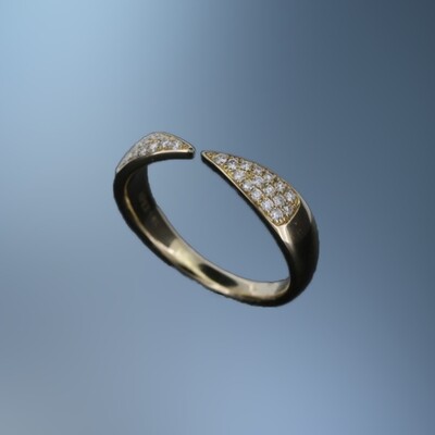 14KT YELLOW GOLD FASHION RING FEATURING 32 ROUND BRILLIANT DIAMONDS TOTALING.17 CTS