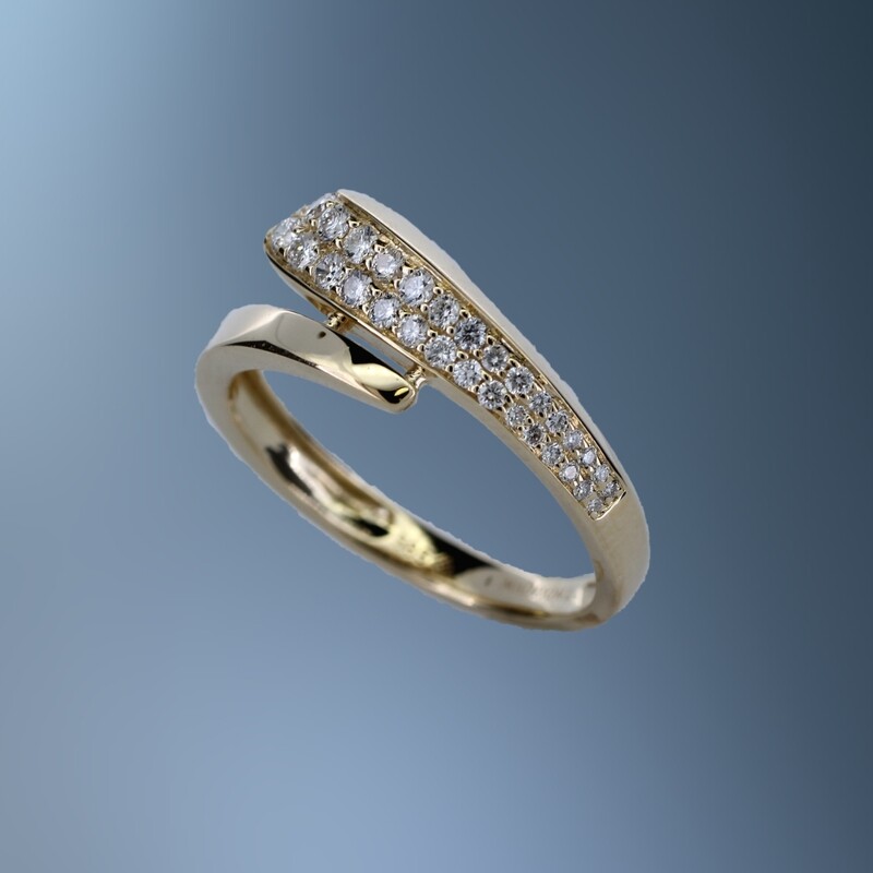 14KT YELLOW GOLD DIAMOND RING FEATURING 30 ROUND BRILLIANT CUT DIAMONDS TOTALING .25 CTS