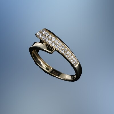 14KT YELLOW GOLD DIAMOND FASHION RING FEATURING 30 ROUND BRILLIANT CUT DIAMONDS TOTALING 0.24 CTS
