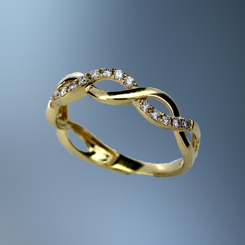 18KT YELLOW GOLD RING FEATURING 19 ROUND BRILLIANT CUT DIAMONDS TOTALING .20 CTS.