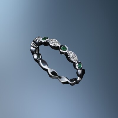 14KT WHITE GOLD DIAMOND AND EMERALD BAND FEATURING 5 EMERALDS TOTALING 0.13 CTS & 8 ROUND BRILLIANT CUT DIAMONDS TOTALING 0.10 CTS