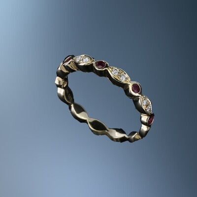 14KT YELLOW GOLD DIAMOND & RUBY BAND FEATURING 5 RUBIES TOTALING 0.17 CTS & 8 ROUND BRILLIANT CUT DIAMONDS TOTALING 0.10 CTS