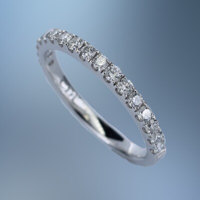 14KT WHITE GOLD DIAMOND WEDDING BAND FEATURING 17 ROUND BRILLIANT CUT DIAMONDS TOTALING 0.50 CTS