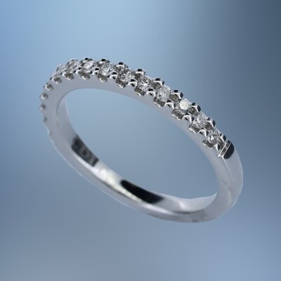 14 KT WHITE GOLD DIAMOND WEDDING BAND FEATURING 15 ROUND BRILLIANT CUT DIAMONDS TOTALING .27 CTS