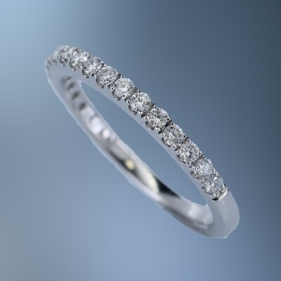 14KT WHITE GOLD DIAMOND WEDDING BAND FEATURING 18 ROUND BRILLIANT CUT DIAMONDS TOTALING 0.33 CTS