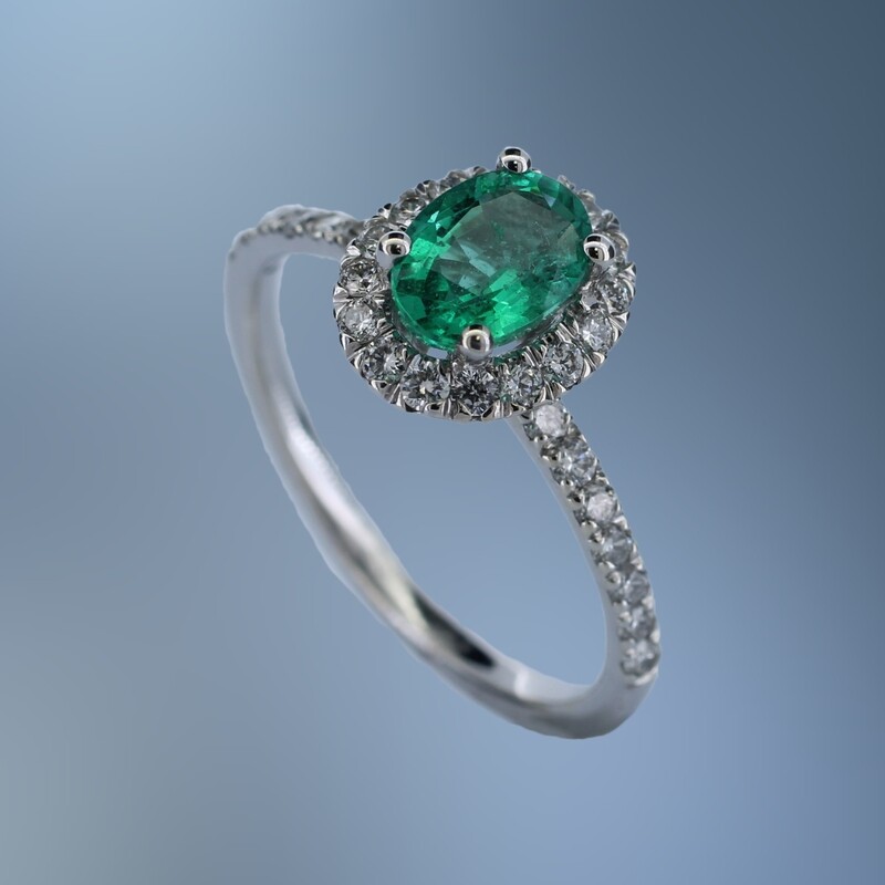 14KT WHITE GOLD DIAMOND & EMERALD RING FEATURING AN EMERALD TOTALING 0.78 CTS AND ROUND BRILLIANT CUT DIAMONDS TOTALING .45 CTS