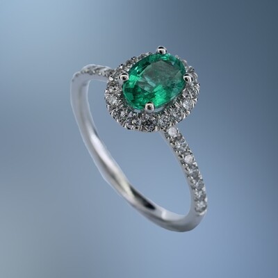 14KT WHITE GOLD DIAMOND & EMERALD RING FEATURING AN EMERALD TOTALING 0.78 CTS AND ROUND BRILLIANT CUT DIAMONDS TOTALING .45 CTS