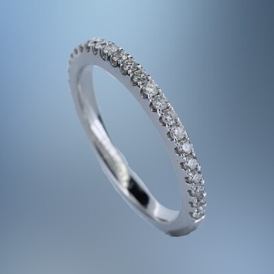 14KT WHITE GOLD DIAMOND WEDDING BAND FEATURING 30 ROUND BRILLIANT CUT DIAMONDS TOTALING 0.44 CTS