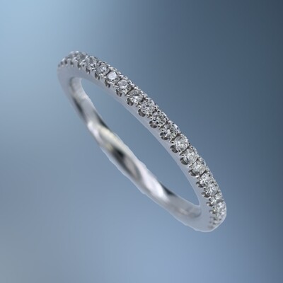 14KT WHITE GOLD DIAMOND WEDDING BAND FEATURING 24 ROUND BRILLIANT CUT DIAMONDS TOTALING 0.23 CTS