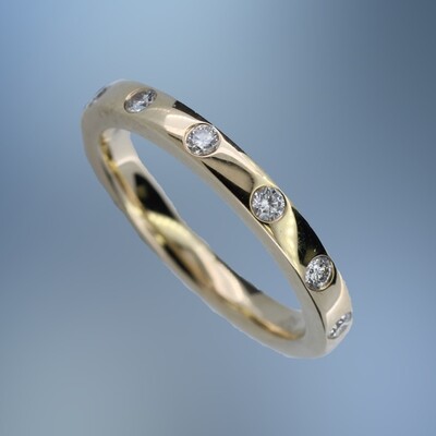 14KT YELLOW GOLD DIAMOND WEDDING BAND FEATURING 7 ROUND BRILLIANT CUT DIAMONDS TOTALING .21 CTS