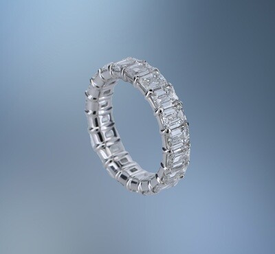 PLAT ETERNITY BAND FEATURING 20 EMERALD CUT DIAMONDS TOTALING 6.47 CTS