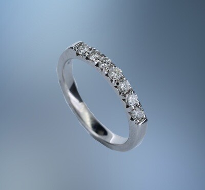 14 KT WHITE GOLD DIAMOND ANNIVERSARY BAND FEATURING 7 ROUND BRILLIANT CUT DIAMONDS TOTALING 0.41 CTS