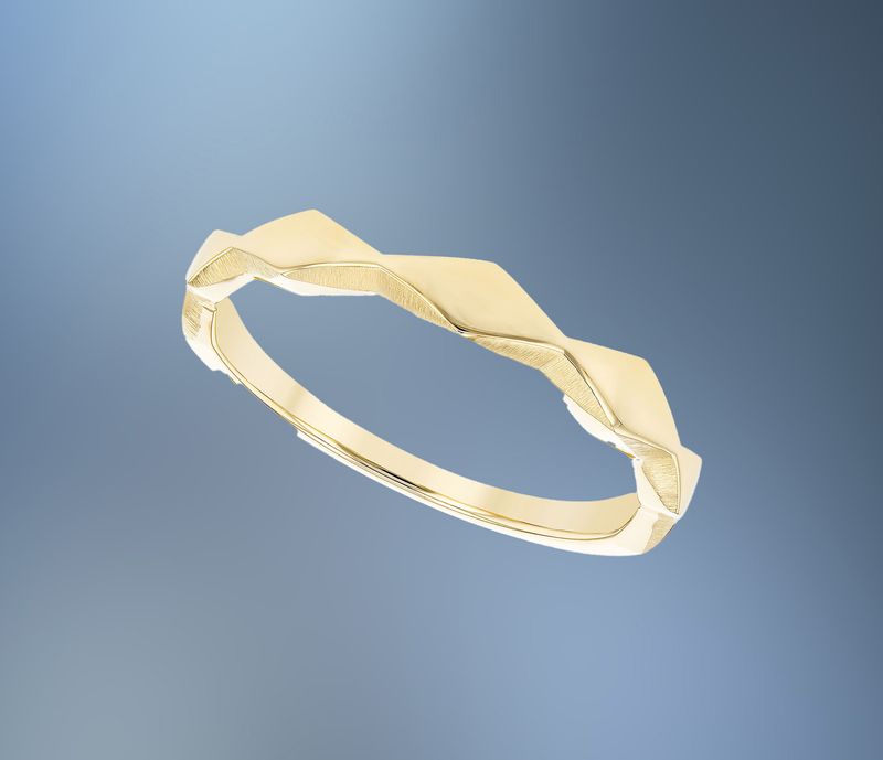 ONE 14KT YELLOW GOLD LADIES WEDDING BAND