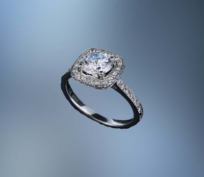 14 KT WHITE GOLD HALO STYLE ENGAGEMENT RING FEATURING 64 ROUND BRILLLIANT CUT DIAMONDS TOTALING 0.50 CTS.