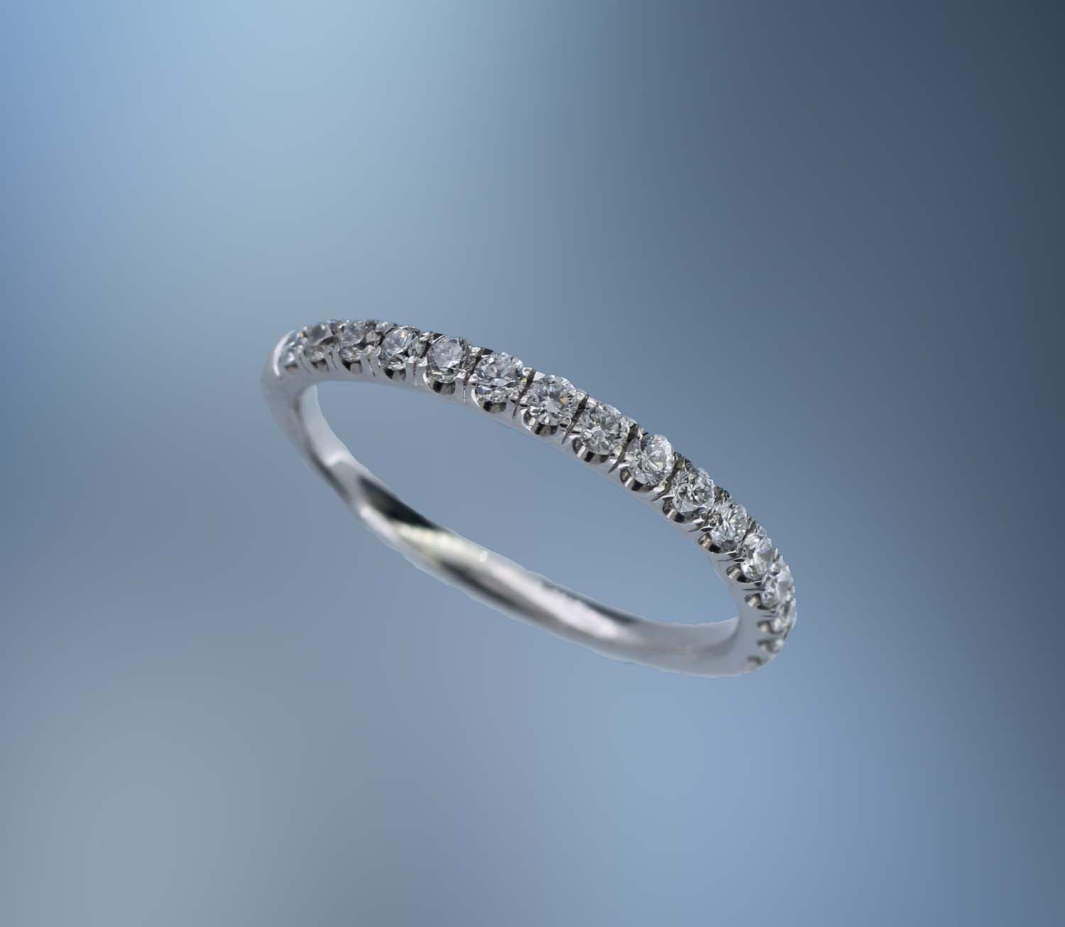 14KT WHITE GOLD DIAMOND WEDDING BAND FEATURING 16 ROUND BRILLIANT DIAMONDS TOTALING 0.35 CTS 14KT WHITE GOLD DIAMOND WEDDING BAND FEATURING 16 ROUND BRILLIANT DIAMONDS TOTALING 0.35 CTS