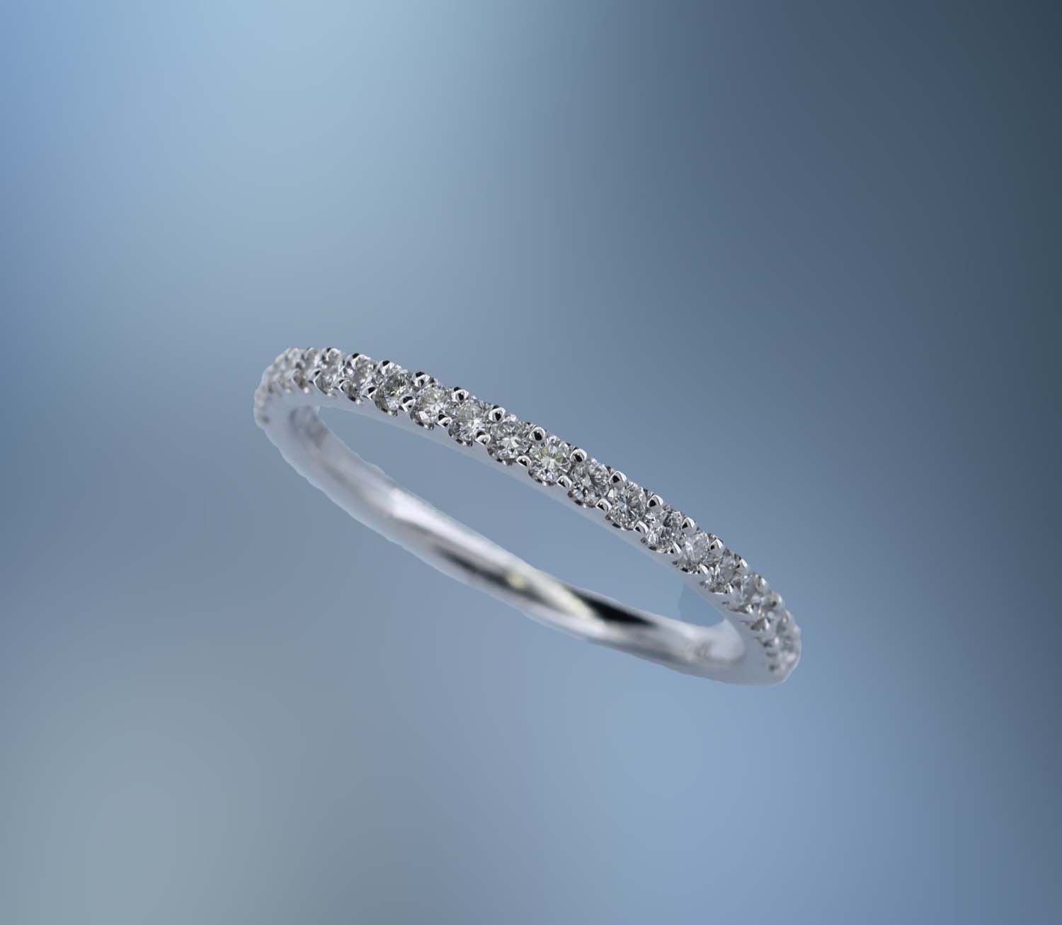 14KT WHITE GOLD DIAMOND WEDDING BAND FEATURING 24 ROUND BRILLIANT CUT DIAMONDS TOTALING 0.23 CTS 14KT WHITE GOLD DIAMOND WEDDING BAND FEATURING 24 ROUND BRILLIANT CUT DIAMONDS TOTALING 0.23 CTS