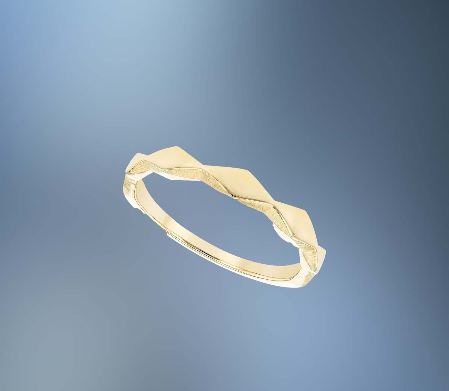ONE 14KT YELLOW GOLD LADIES WEDDING BAND