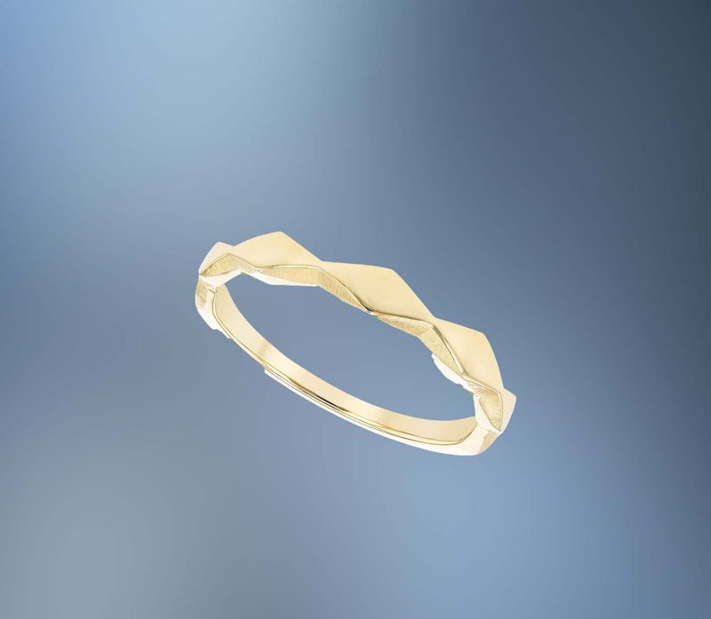 ONE 14KT YELLOW GOLD LADIES WEDDING BAND