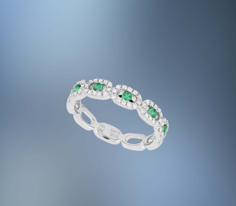 14KT WHITE GOLD DIAMOND & EMERALD BAND FEATURING 5 EMERALDS & 60 ROUND BRILLIANT DIAMONDS TOTALING .32 CTS
