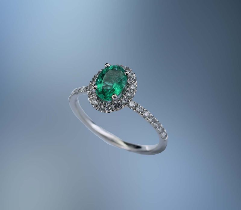 14KT WHITE GOLD DIAMOND & EMERALD RING FEATURING AN EMERALD TOTALING 0.78 CTS AND  ROUND BRILLIANT CUT DIAMONDS TOTALING  .45 CTS