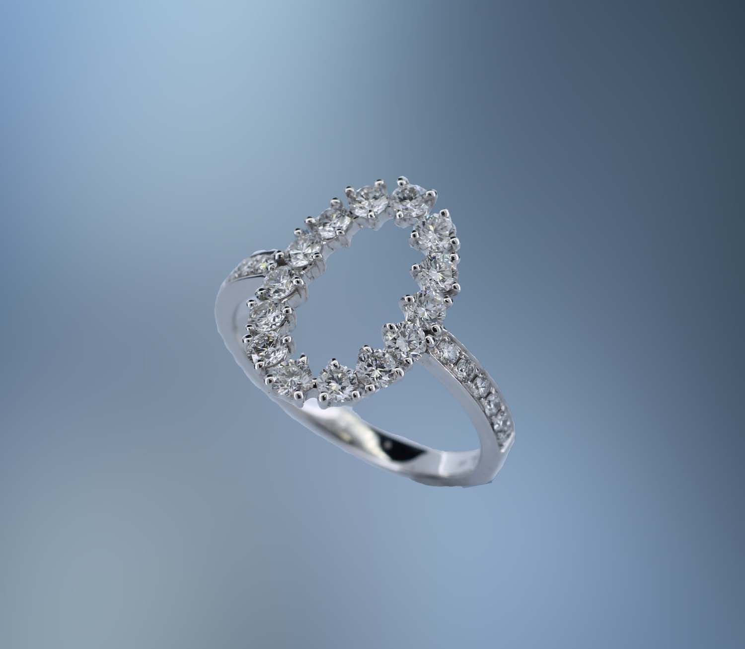 14KT WHITE GOLD FASHION RING FEATURING 26 ROUND BRILLLIANT CUT DIAMONDS TOTALING 1.00 CTS 14KT WHITE GOLD FASHION RING FEATURING 26 ROUND BRILLLIANT CUT DIAMONDS TOTALING 1.00 CTS