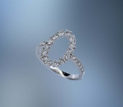 14KT WHITE GOLD FASHION RING FEATURING 26 ROUND BRILLLIANT CUT DIAMONDS TOTALING 1.00 CTS